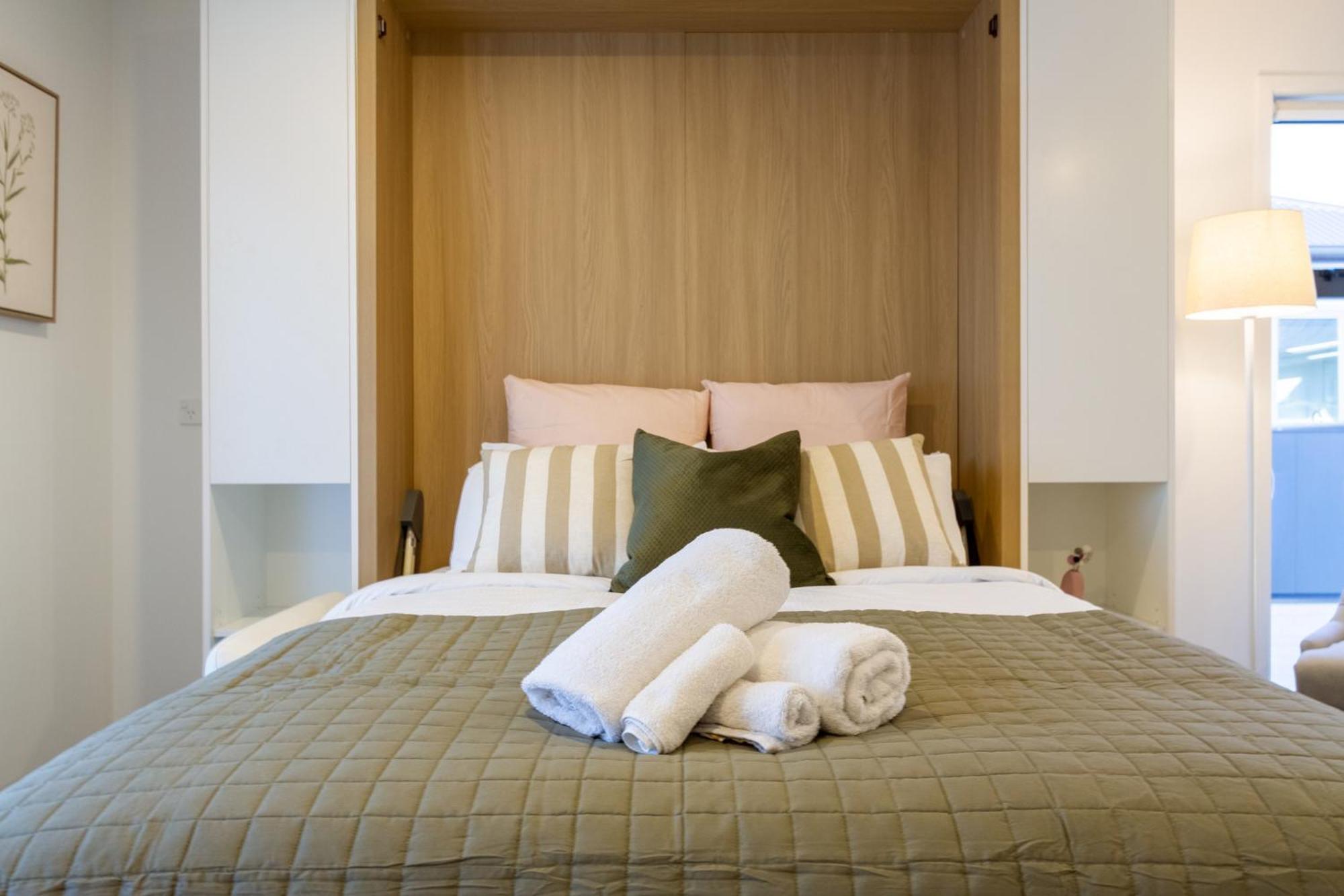 Luxury Studio With Balcony - Close To Supermarket Крайстчърч Екстериор снимка